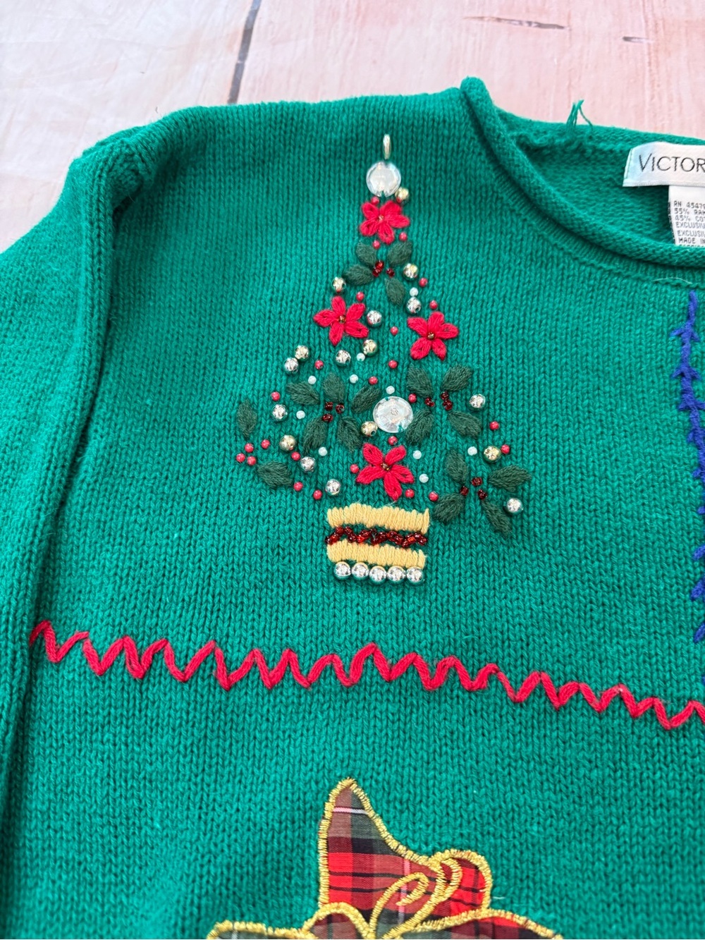 VINTAGE Victoria Jones L Green Red Poinsettia Christmas Pullover Beaded Sweater - Picture 4 of 8